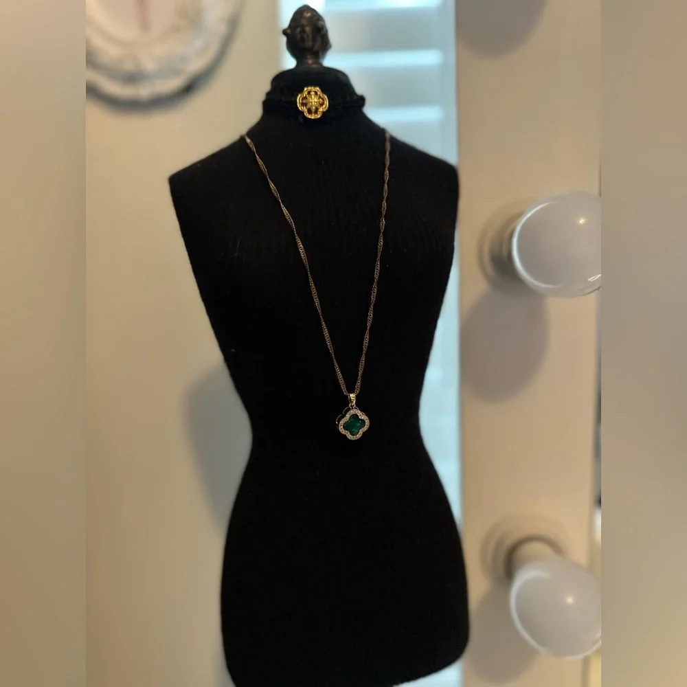 Necklace with green accent